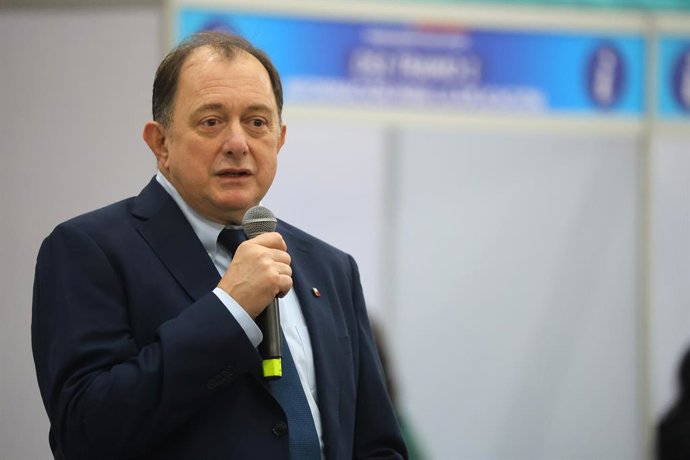 Santiago, 14 de junio de 2026. El ministro de Vivienda y Urbanismo, encabeza la entrega de subsidios a familias de la RM beneficiarias del segundo llamado del Programa para Sectores Medios (DS1) de 2025. Jonnathan Oyarzun/Aton Chile