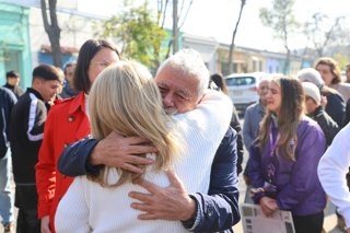 Santiago, 6 julio 2024.  La alcaldesa de Santiago, Irací Hassler, junto a diferentes organizaciones sociales y deportivas del barrio San Eugenio, participa del acto de cambio de nuevo nombre a calle Carlos Caszely Garrido, exseleccionado nacional, quien