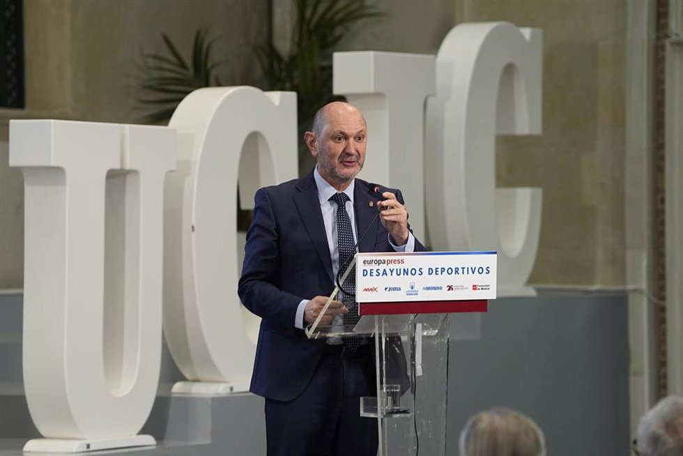 Archivo - El presidente de la RFEF, Rafael Louzán, en los Desayunos Deportivos de Europa Press.