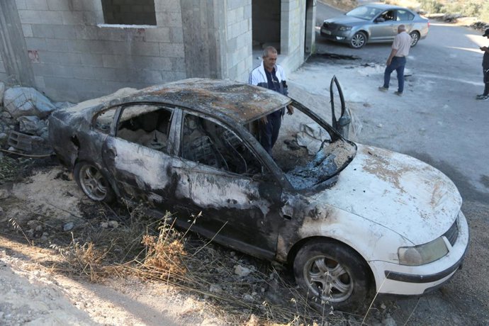 9 de junho de 2026, Nablus, Cisjordânia, Palestina: Um palestino inspeciona um carro incendiado após um ataque de colonos judeus a casas, veículos e propriedades palestinas na aldeia de Beit Ammar. As forças israelenses invadiram e revistaram casas palest