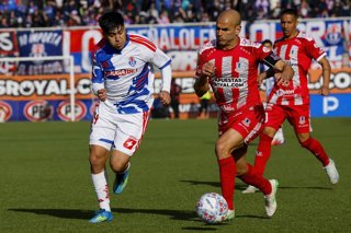 Futbol, Union La Calera vs Universidad de Chile. Fecha 15, Liga de Primera 2026. El jugador de Universidad de Chile Marcelo Morales, izquierda, disputa el balon con Sebastian Saez de Union La Calera durante el partido de la Liga de primera realizado en