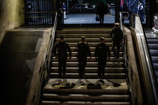 Santiago, 28 de mayo de 2026.  Carabineros realiza copamiento en estaciones de Metro desde estacion Toesca a Hospital el Pino y patrullajes preventivos en paradero de buses y controles de identidad en las estaciones de metro Santa Rosa y Biobio.  Diego