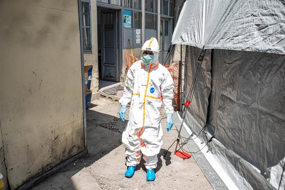 Un sanitario realiza labores de limpieza en un centro de tratamiento del ébola en República Democrática del Congo. Imagen de archivo