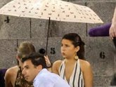 Foto: Tana Rivera aguanta estoicamente un diluvio universal para arropar a Roca Rey: "Estoy empapada"