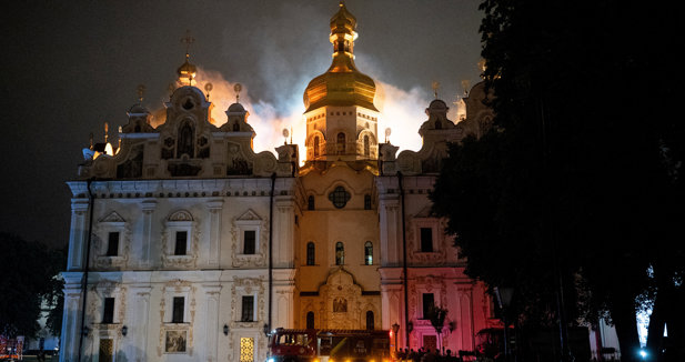Nueve muertos en ataques rusos en Ucrania que causan un incendio en la catedral de la Dormición de Kiev