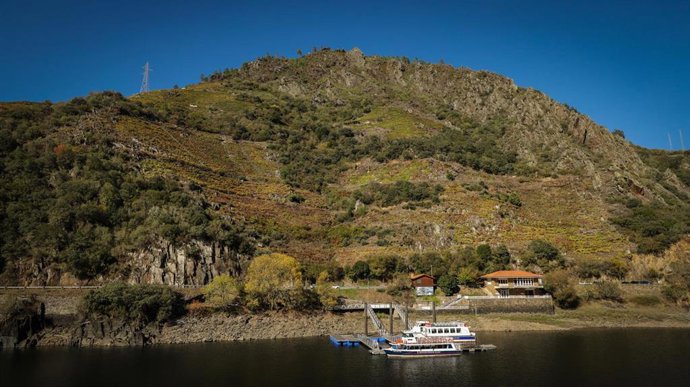Archivo - Unha das embarcacións que cobren as dúas rutas fluviais da Deputación de Lugo para descubrir a Ribeira Sacra