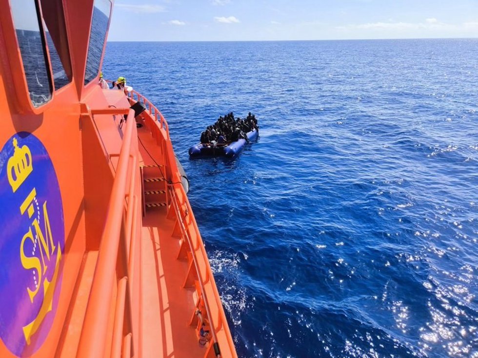 Archivo - Neumática rescatada por Salvamento Marítimo en aguas próximas a Lanzarote