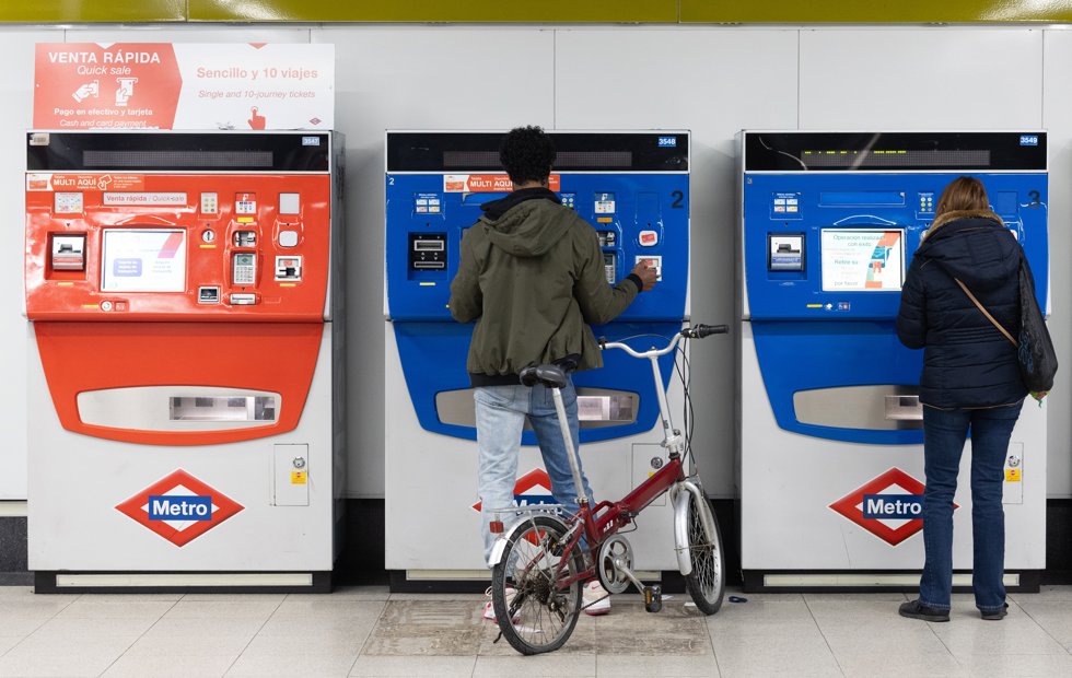 Varias personas compran billetes en una estación de Metro de Móstoles Central, a 23 de enero de 2025, en Móstoles, Madrid (España).