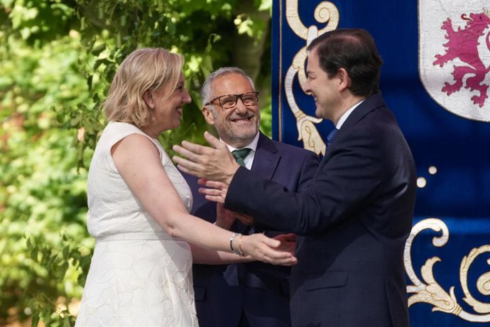 Mañueco junto a sus dos vicepresidentes en la toma de posesión de los integrantes del nuevo Consejo de Gobierno