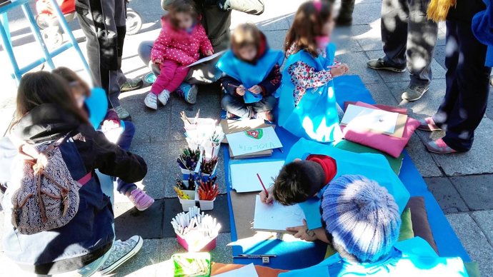 Archivo - Escolares pintando