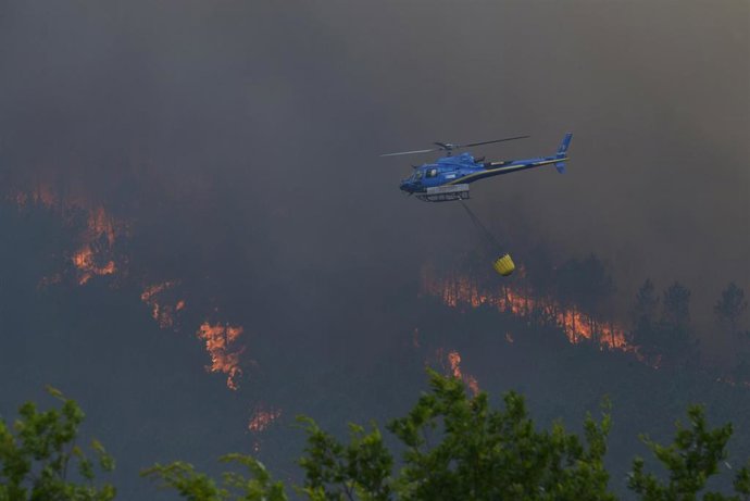 Labores de extinción de un incendio forestal, a 14 de junio de 2026, en Boborás, Ourense, Galicia (España). 