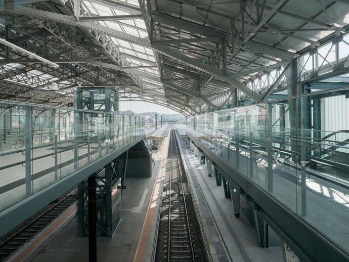 Estación de Santiago con barandillas de Comenza