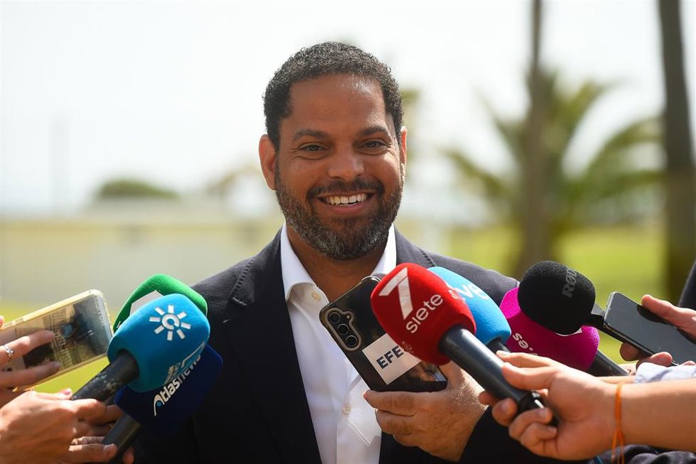 Archivo - El secretario general de Vox, Ignacio Garriga, atiende a los medios tras la reunión en Málaga del Comité Ejecutivo Nacional, el Comité de Acción Política y portavoces nacionales y regionales de Vox.
