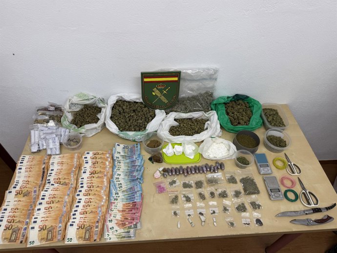 Droga y efectos intervenidos por la Guardia Civil.