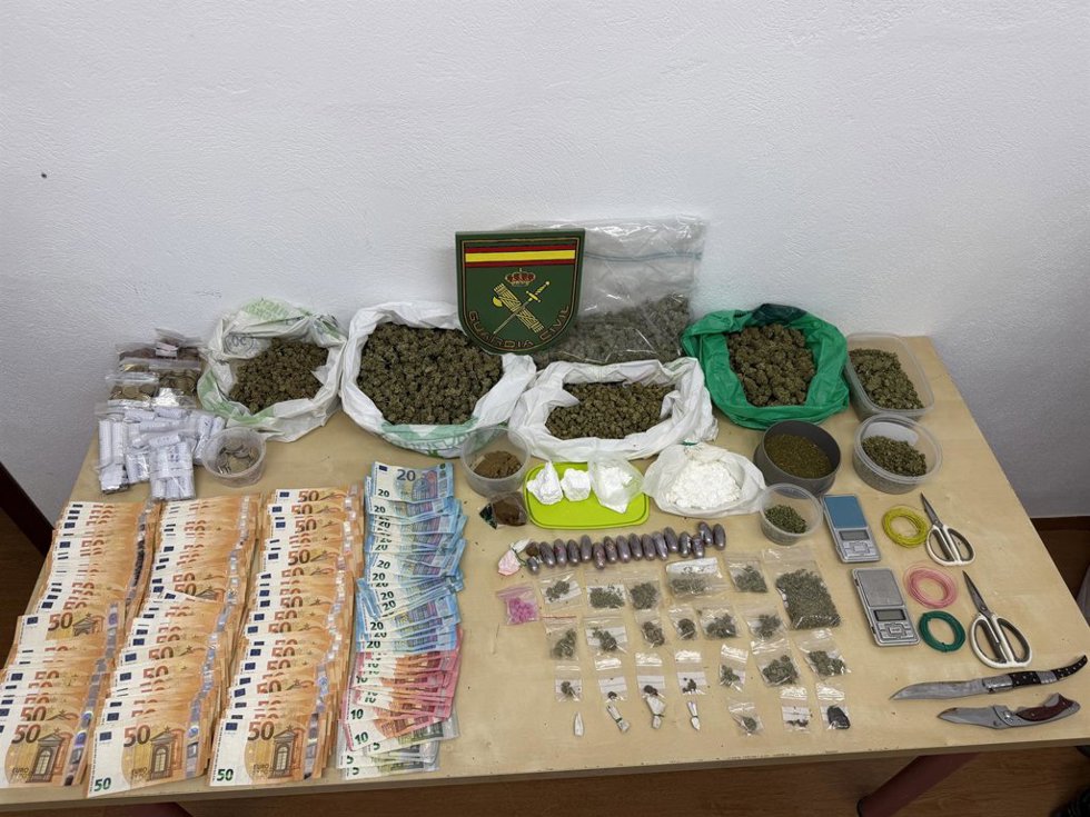 Droga y efectos intervenidos por la Guardia Civil.