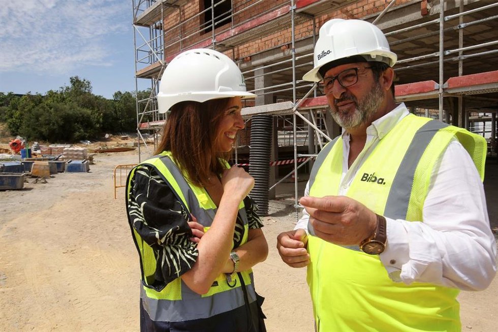 La consejera de Fomento en funciones, Rocío Díaz, con el alcalde de Carmona, Juan Ávila