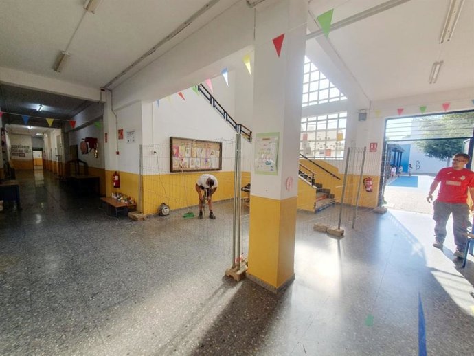 Imagen del interior de la planta baja del CEIP Prácticas de Sevilla, donde la Consejería de Desarrollo Educativo va  a instalar un ascensor