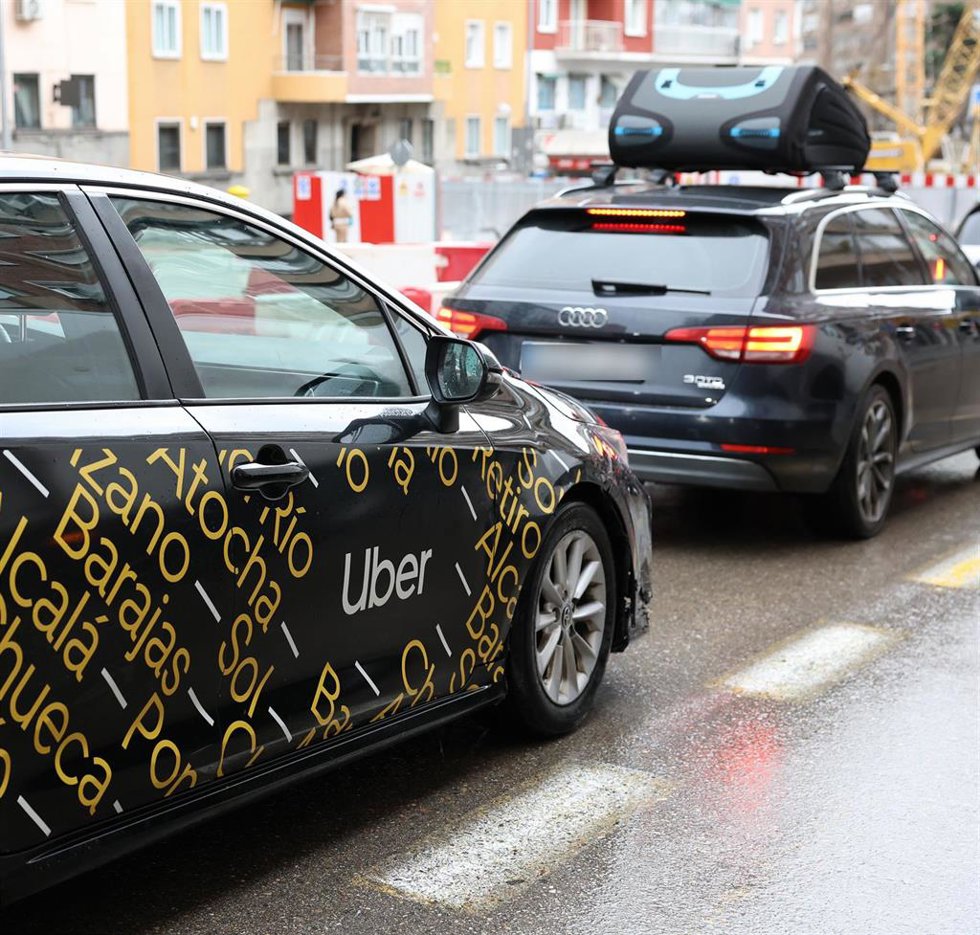 Archivo - Coche Uber circula por una calle.