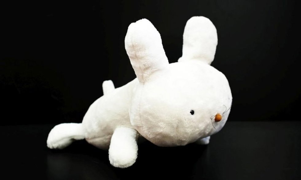Mía es un conejo robótico que mide 30x30x50 cm y pesa unos 3 kilos, diseñado en la UC3M para el acompañamiento de mayores.