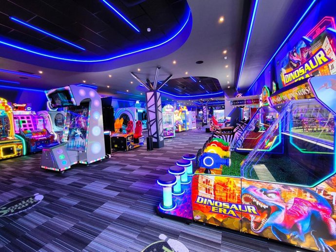 Miramar abre una bolera con pistas profesionales y más de 50 máquinas arcade en La Terraza