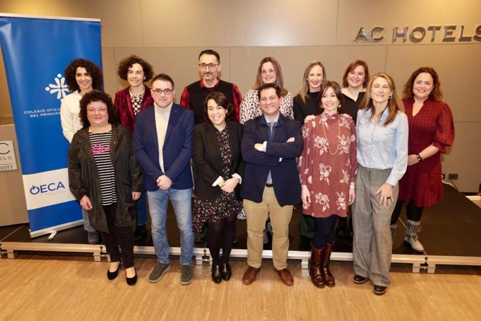 Archivo - Junta de gobierno del Colegio de Enfermería de Asturias, con su presidente, Esteban Gómez, en el centro.