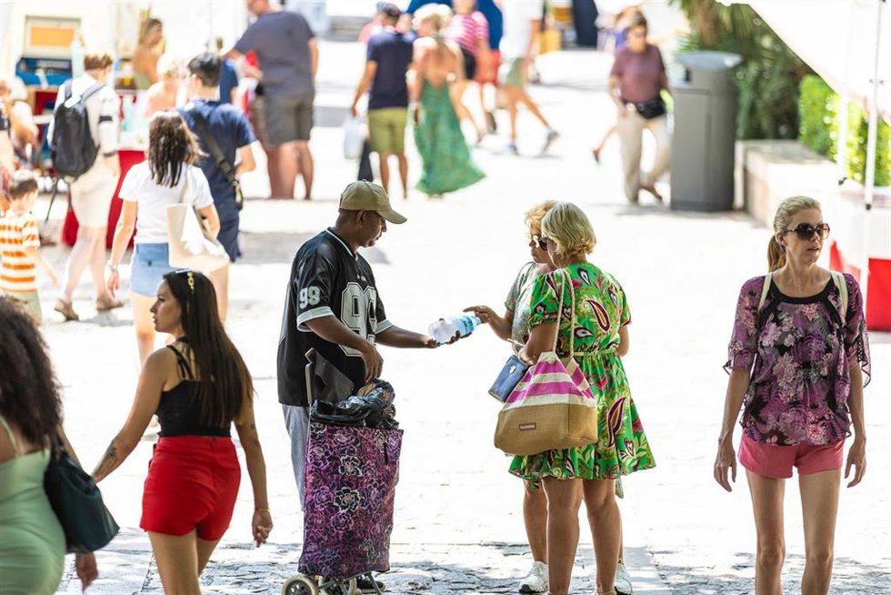 Archivo - Unas mujer compran agua para paliar el calor, a 15 de julio de 2023, en Palma, Mallorca, Baleares (España).
