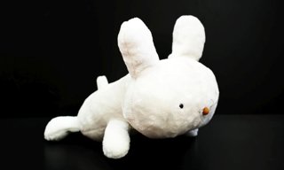 Mía es un conejo robótico que mide 30x30x50 cm y pesa unos 3 kilos, diseñado en la UC3M para el acompañamiento de mayores.