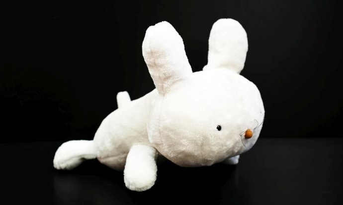 Mía es un conejo robótico que mide 30x30x50 cm y pesa unos 3 kilos, diseñado en la UC3M para el acompañamiento de mayores.