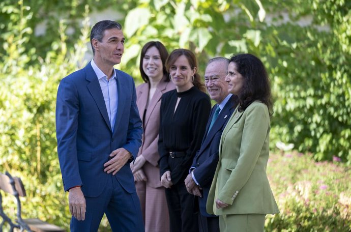 O presidente do Governo, Pedro Sánchez (à esquerda), ao chegar à apresentação do programa “Somos. Contamos: fim da discriminação contra as mulheres na pesquisa em saúde”, em 15 de junho de 2026, em Madri (Espanha). O programa visa reduzir a 
