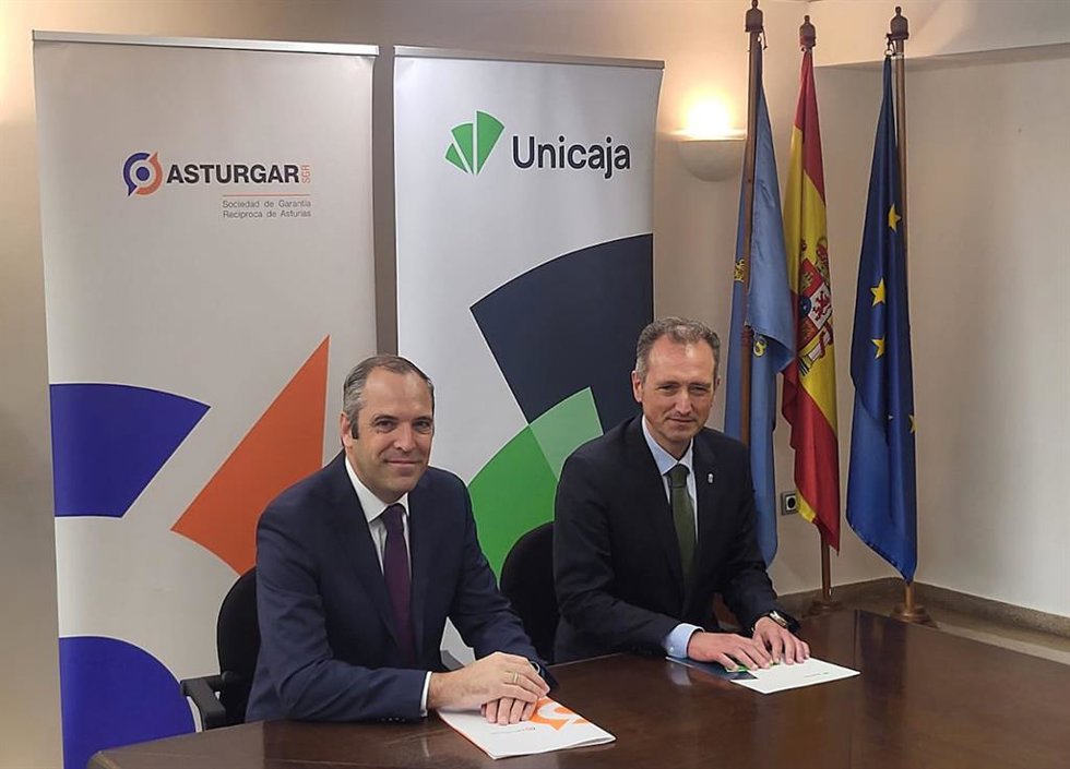 El director territorial Norte de Unicaja, Iñaki Pradera, y el presidente de Asturgar SGR, David González.