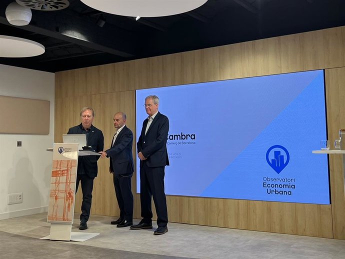 El presidente de la Cámara de Barcelona, Josep Santacreu; el jefe del gabinete de Estudios Económicos, Joan Ramon Rovira, y el director de Gestión y Promoción Aeroportuaria, Jaume Adrover