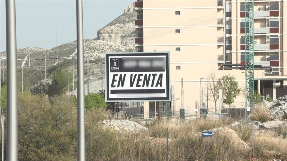 Archivo - Cartel de venta de parcela para la construcción de viviendas en Zaragoza