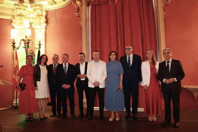 Foto de familia en la que con representantes de la Junta de Andalucía, Diputación de Sevilla, Ayuntamiento y Consulado de Portugal