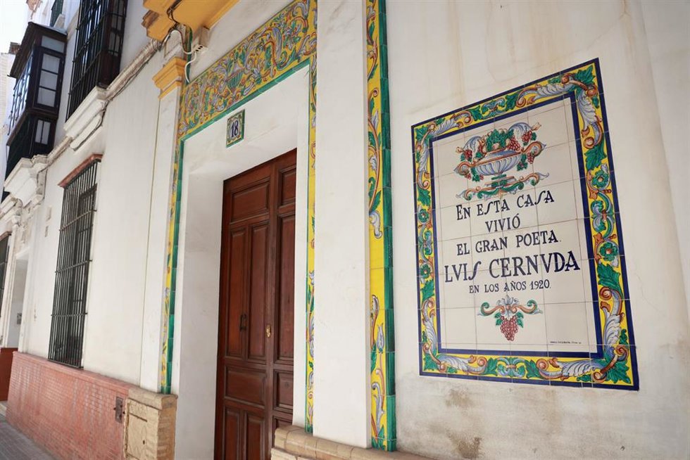 Imagen de la casa donde residió el poeta Luis Cernuda en la calle Aire de Sevilla. Imagen de archivo.