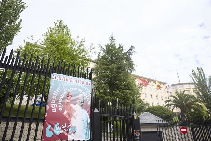 Entrada del Colegio San Agustín, a 4 de junio de 2026, en Madrid (España). Con el fin de facilitar su participación en los actos de la capital, numerosas instalaciones públicas y privadas, así como particulares, han ofrecido sus espacios para acoger a est