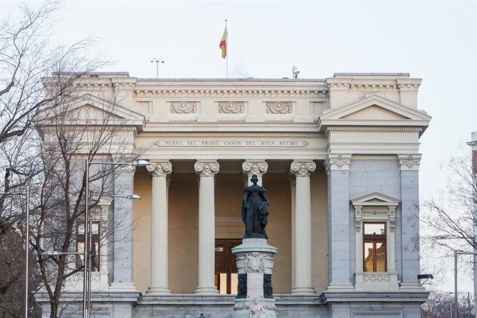 Archivo - Fachada del edificio Casón del Buen Retiro del Museo del Prado con la estatua de la Reina María Isabel de Braganza.