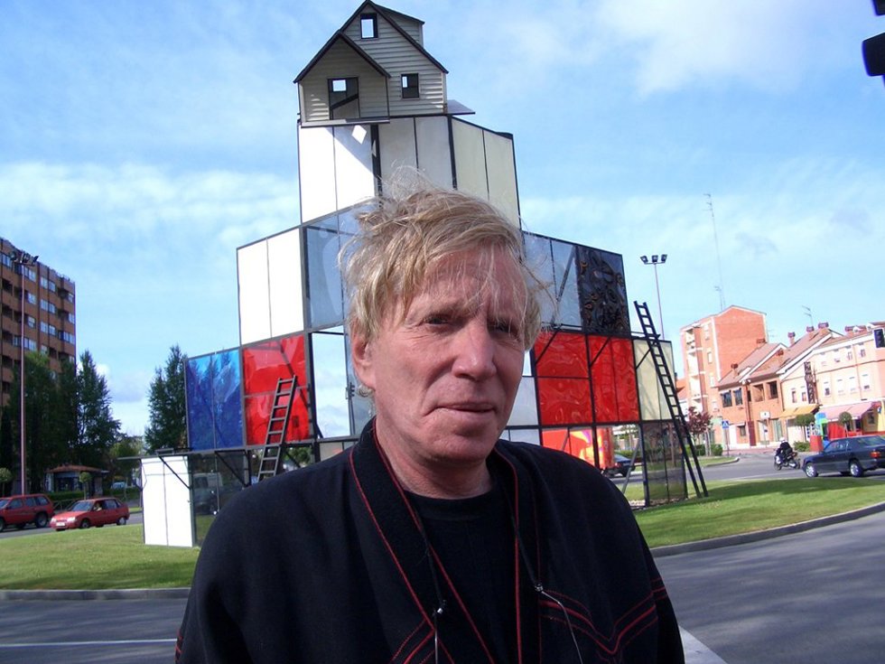 Archivo - Dennis Oppenheim ante 'El Monumento Al Cine' de Valladolid