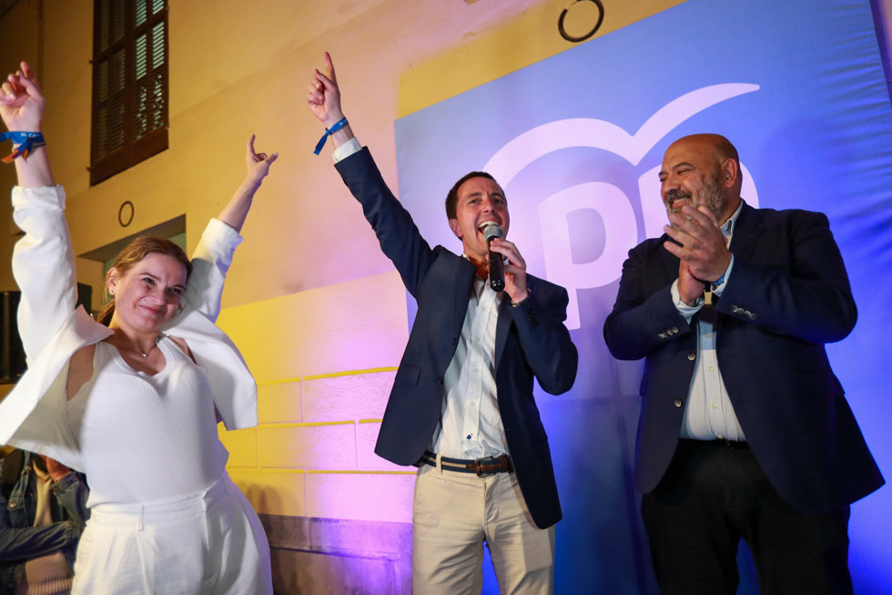 (I-D) La presidenta del PP balear y candidata a la presidencia del Govern, Marga Prohens; el presidente del PP de Mallorca y candidato al Consell, Llorenç Galmés y el candidato del PP a la Alcaldía de Palma de Mallorca, Jaime Martínez, durante el