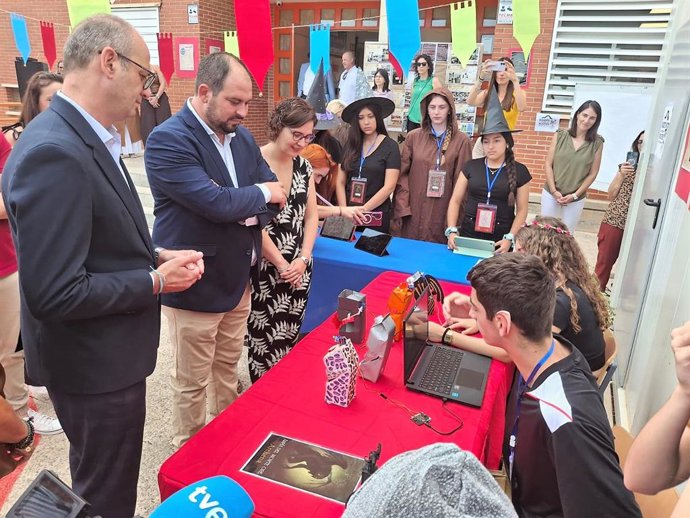 El consejero de Educación y Formación Profesional, Víctor Marín, visita las actividades del proyecto de innovación educativa 'Murcia legendaria', que lleva a cabo el IES Antonio Menárguez Costa de Los Alcázares