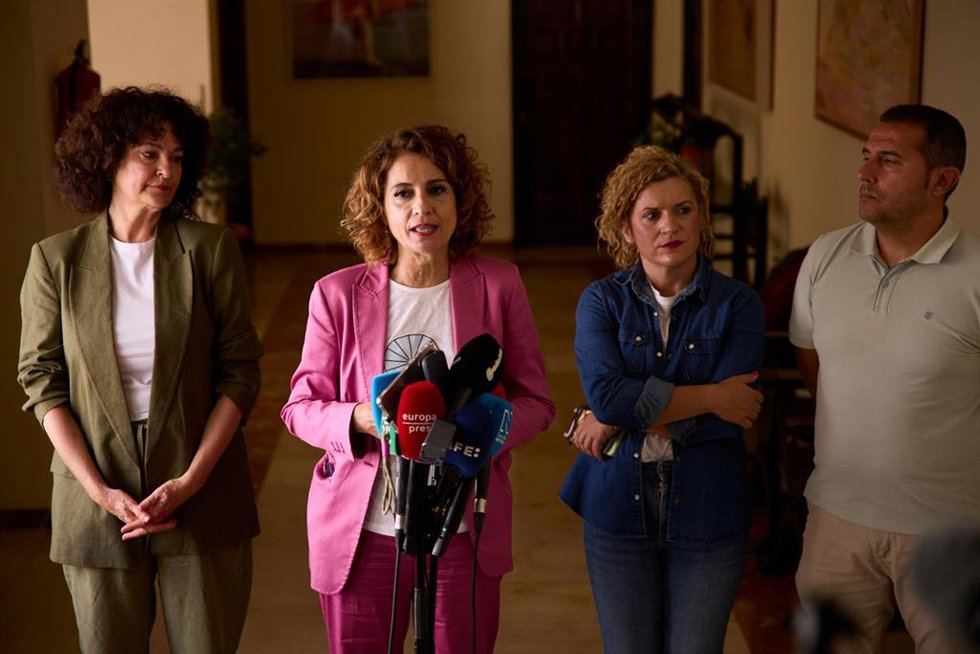 La secretaria general del PSOE-A, María Jesús Montero, atiende a los medios en el marco de una reunión con alcaldes de la provincia de Huelva para abordar la situación de incendios forestales en dicha zona. (Foto de archivo).