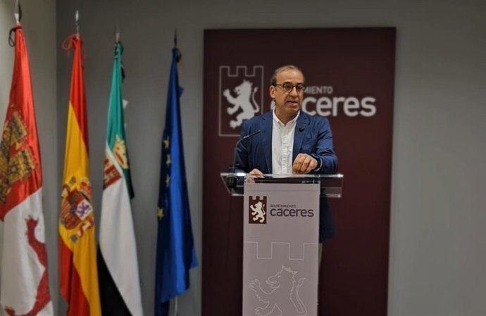 El alcalde de Cáceres, Rafael Mateos, ofrece una rueda de prensa en el ayuntamiento