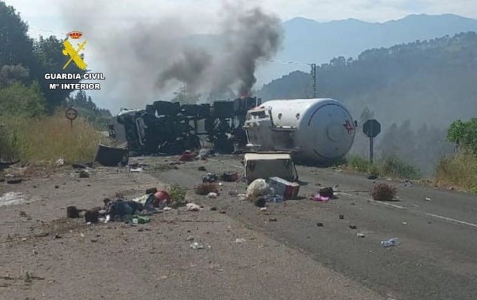 Camión articulado accidentado en la A-8 a la altura de Colunga.