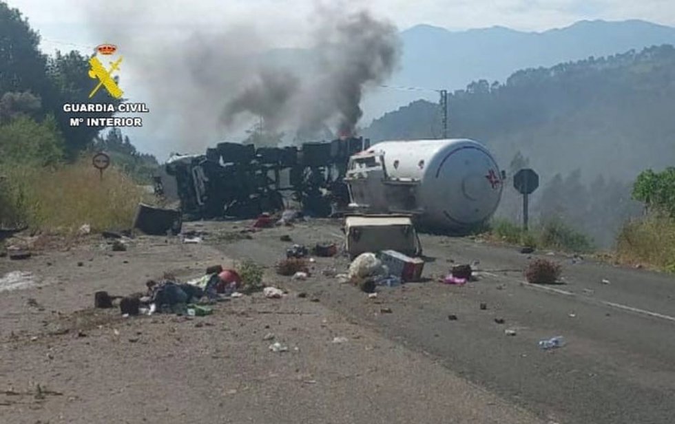 Camión articulado accidentado en la A-8 a la altura de Colunga.