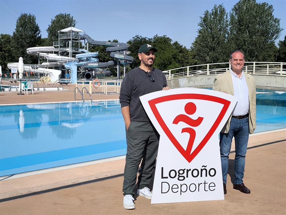 El presidente de Logroño Deporte, Francisco Iglesias,  acompañado del gestor deportivo de la entidad, Gonzalo Rodríguez,en Las Norias ante la apertura de la temporada