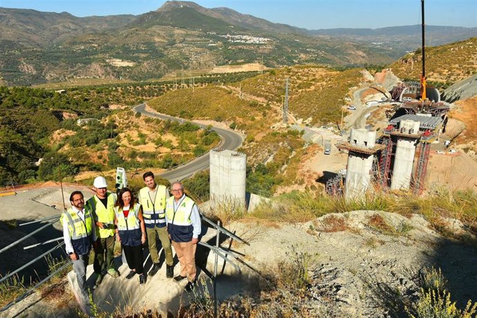 La consejera Rocío Díaz ha visitado las obras, además de con el alcalde de Lanjarón, con el delegado del Gobierno de la Junta de Andalucía en Granada, Antonio Granados; y el delegado territorial de Fomento en Granada, Antonio Ayllón.