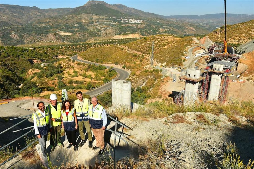 La consejera Rocío Díaz ha visitado las obras, además de con el alcalde de Lanjarón, con el delegado del Gobierno de la Junta de Andalucía en Granada, Antonio Granados; y el delegado territorial de Fomento en Granada, Antonio Ayllón.
