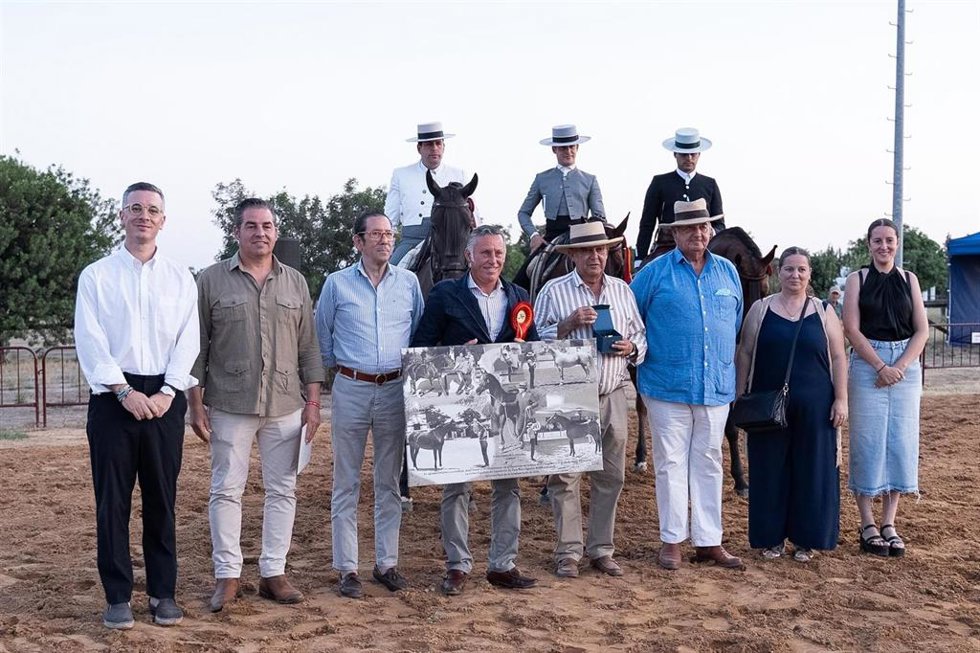 Foto de familia de los representantes de la Diputación de Sevilla durante la Feria 'Doñana Ecuestre'