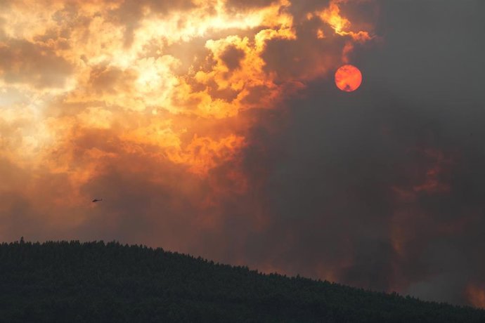 Un helicóptero trata de extinguir un incendio, a 13 de junio de 2026, en Padrón, A Coruña
