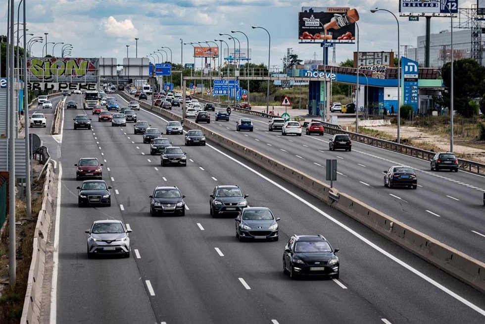Archivo - Decenas de vehículos durante la operación retorno del puente de mayo, en la A-4, a 3 de mayo de 2026, en Madrid (España). La Dirección General de Tráfico espera 1.180.000 desplazamientos por carretera en la Comunidad de Madrid y sitúa  los momen