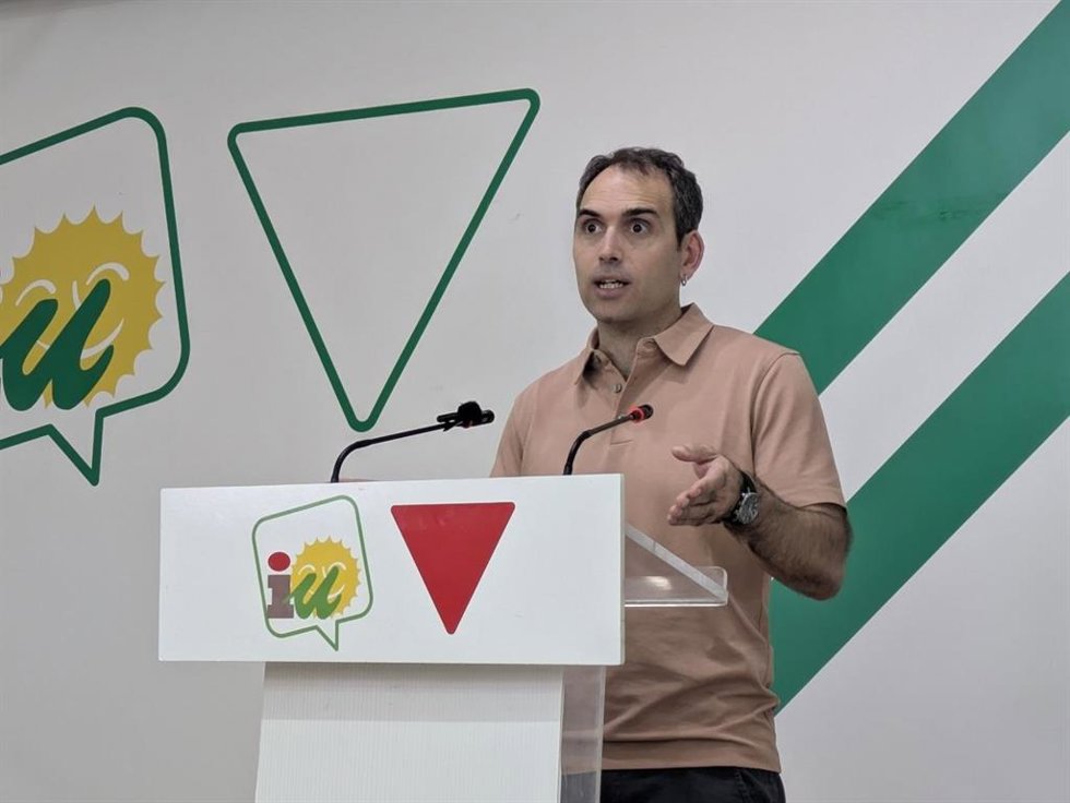 El coordinador general de Izquierda Unida (IU) Andalucía, Toni Valero, en una rueda de prensa.